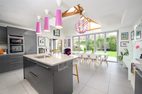 4 bedroom detached house to rent, Long Lodge Drive, Walton-on-Thames, KT12