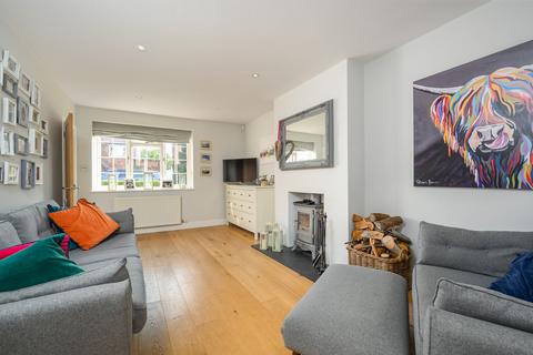 4 bedroom detached house to rent, Long Lodge Drive, Walton-on-Thames, KT12