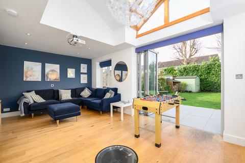 4 bedroom detached house to rent, Long Lodge Drive, Walton-on-Thames, KT12