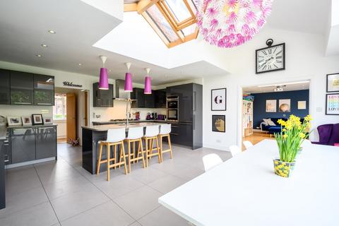 4 bedroom detached house to rent, Long Lodge Drive, Walton-on-Thames, KT12