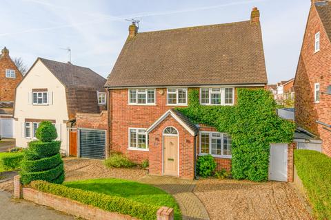 4 bedroom detached house to rent, Long Lodge Drive, Walton-on-Thames, KT12