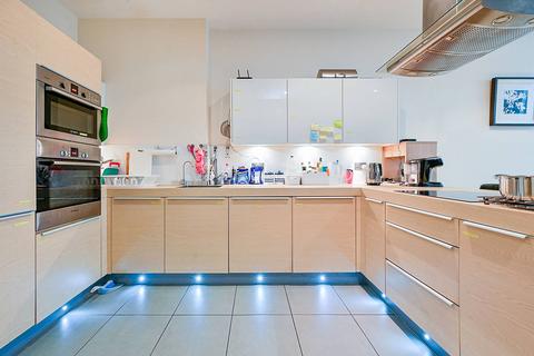 2 bedroom flat for sale, Bromyard House, East Acton, London, W3