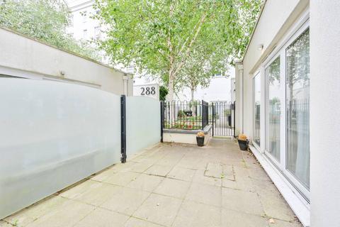 2 bedroom flat for sale, Bromyard House, East Acton, London, W3
