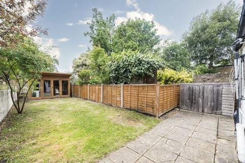 2 bedroom flat for sale, Ferme Park Road, London N4