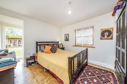 2 bedroom flat for sale, Ferme Park Road, London N4