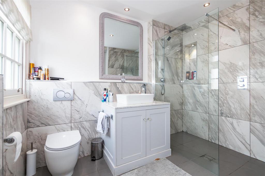 Principal Shower Room