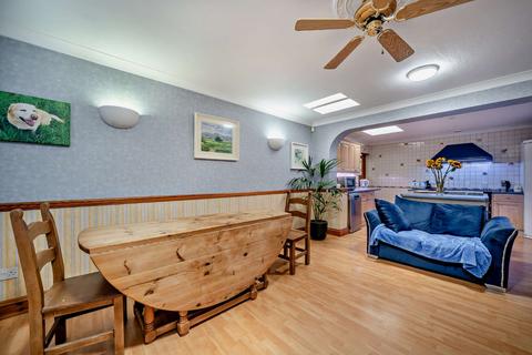 4 bedroom detached house for sale, Southend Road, Bradfield Southend, Berkshire