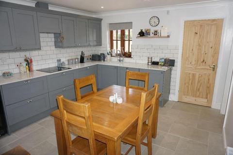 3 bedroom detached house to rent, Bedford Road East, Yardley Hastings, NN7