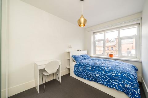 3 bedroom flat for sale, Bamborough Gardens, London W12