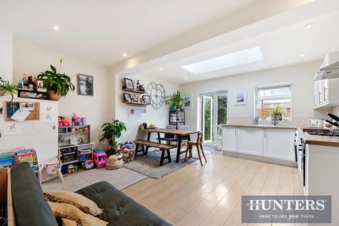 3 bedroom terraced house for sale, Delcombe Avenue