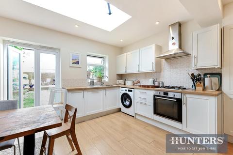 3 bedroom terraced house for sale, Delcombe Avenue