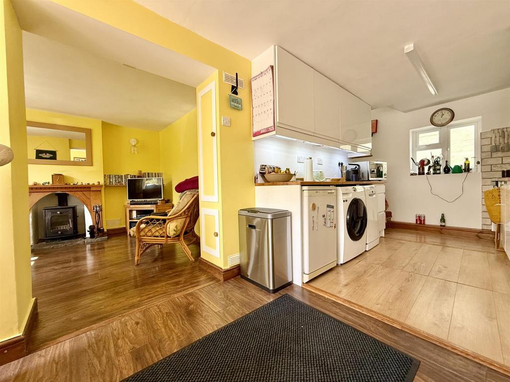 Kitchen2.jpg