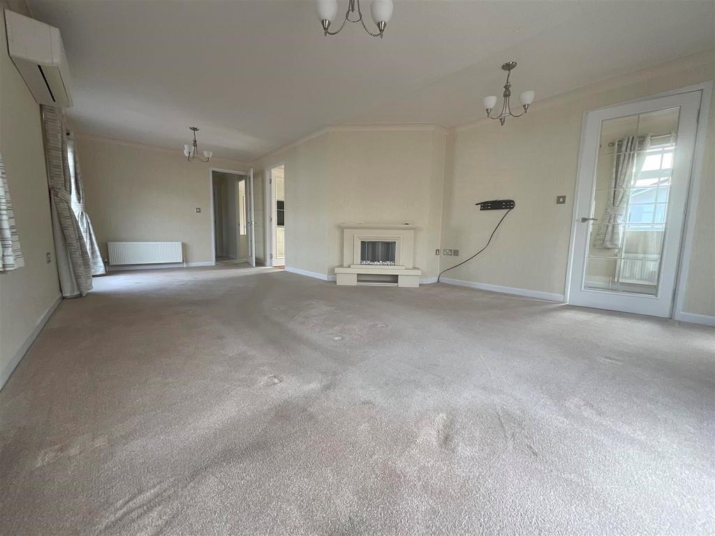 Lounge/Dining Area