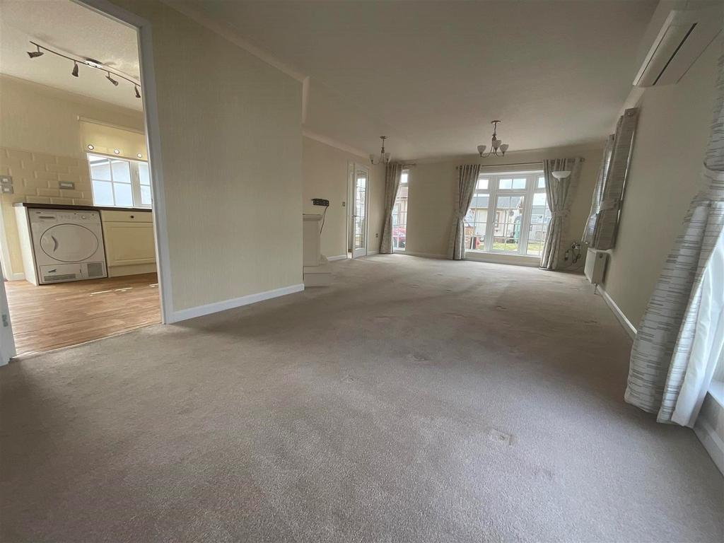 Lounge/Dining Area