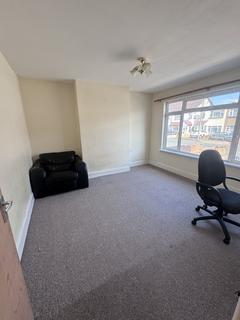 5 bedroom semi-detached house to rent, Gledwood Drive, Hayes UB4