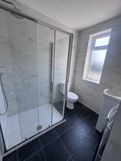5 bedroom semi-detached house to rent, Gledwood Drive, Hayes UB4