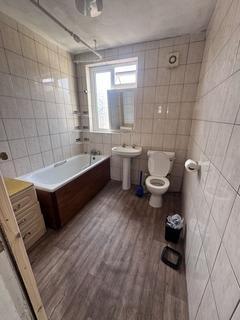 5 bedroom semi-detached house to rent, Gledwood Drive, Hayes UB4