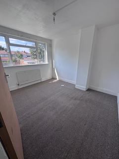 5 bedroom semi-detached house to rent, Gledwood Drive, Hayes UB4