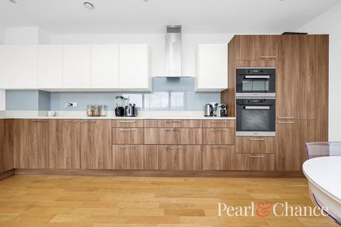 2 bedroom apartment to rent, Regis Place, Llanvanor Road, NW2