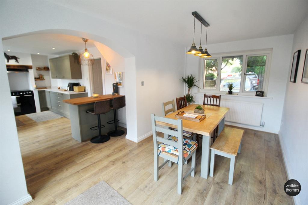 Dining to kitchen