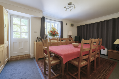 2 Meadow Way, Eythorne, Dover, CT15 4LY