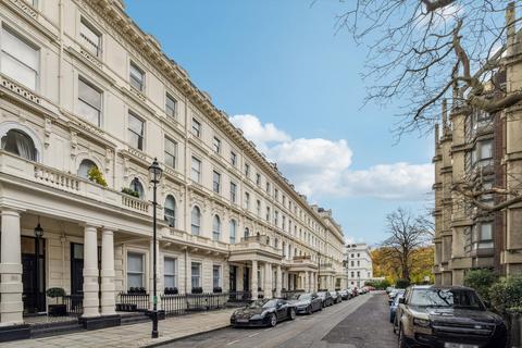 3 bedroom flat to rent, Lancaster Gate, London, W2.