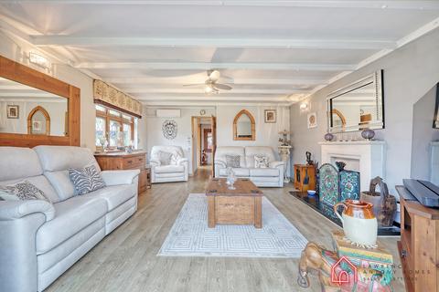 2 bedroom detached bungalow for sale, Wellington Avenue, Hullbridge, SS5
