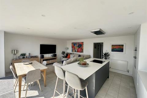 6 Daubuz Close, Truro, TR1 3SS
