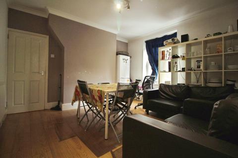 4 bedroom flat to rent, Corbin House, Bow, London E3