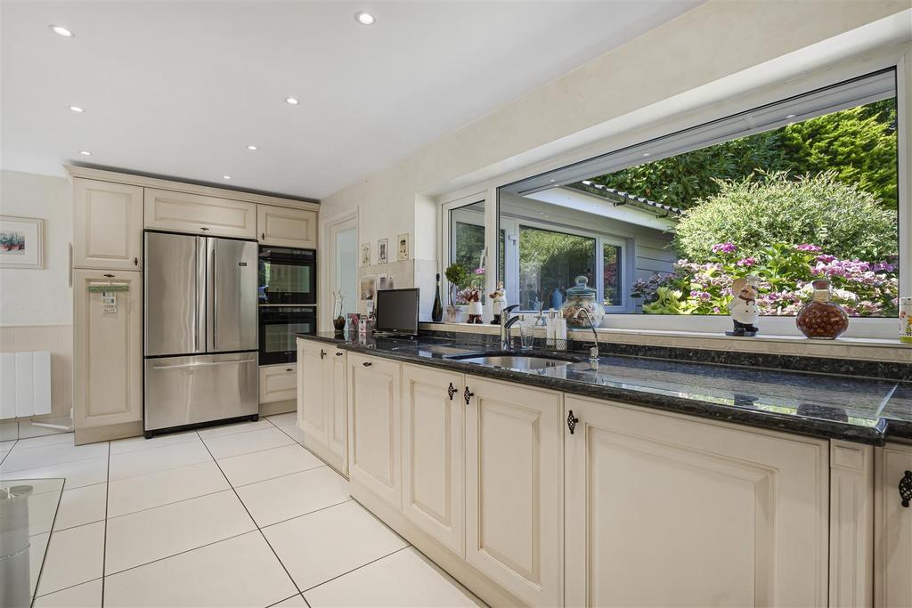 Kitchen (pic 2)