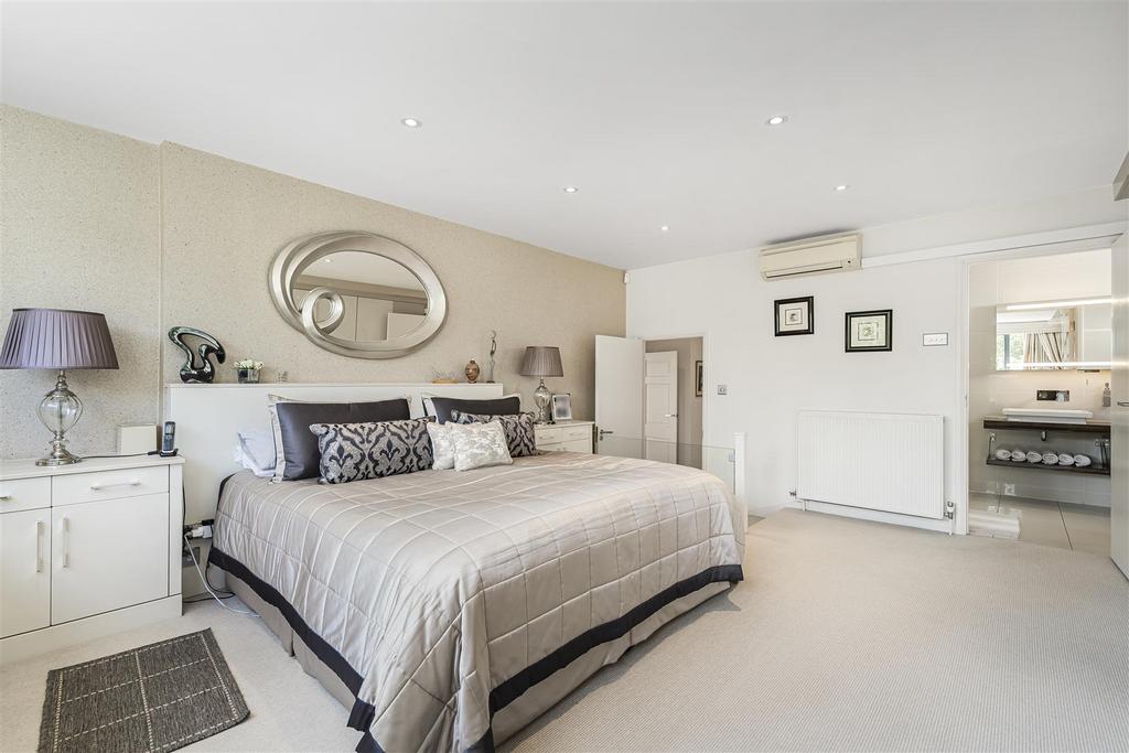Main bedroom (pic 2)