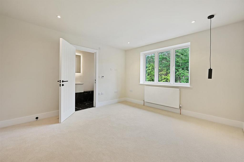 Master Bedroom (2).jpg