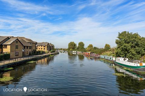 193 Riverside Close, London, E5 9SU