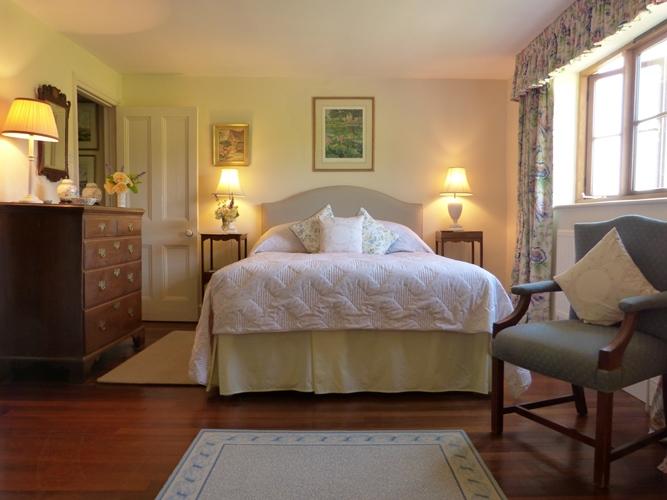 P1586 Main Bed.JPG