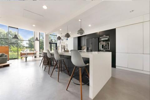 undefined, Roach Road, Bow