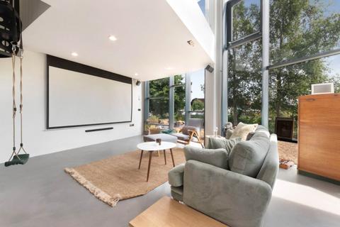 undefined, Roach Road, Bow