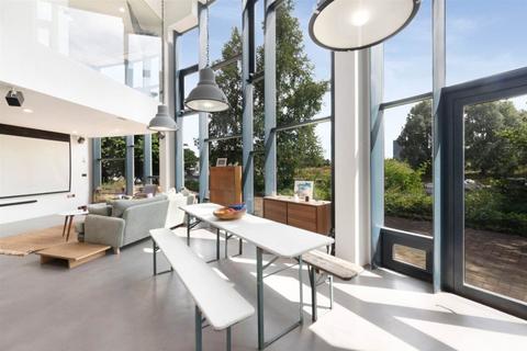 undefined, Roach Road, Bow