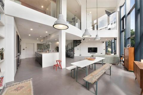 undefined, Roach Road, Bow