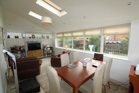 28 Azalea Close, Lutterworth, LE17 4FR