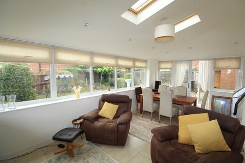 28 Azalea Close, Lutterworth, LE17 4FR
