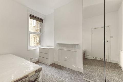 2 bedroom flat to rent, Theatre Street, London, SW11