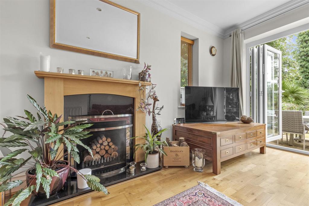 28 De Havilland Drive, HP15 7 FP-12.jpg
