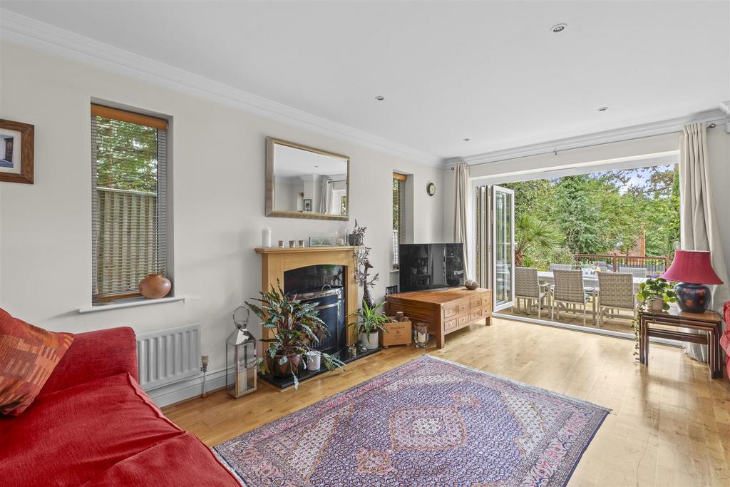 28 De Havilland Drive, HP15 7 FP-10.jpg