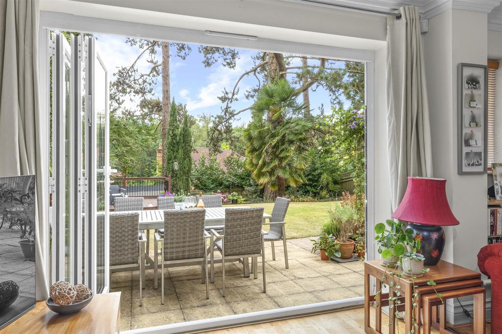 28 De Havilland Drive, HP15 7 FP-11.jpg