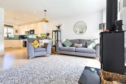4 Ashcombe Crescent, Witney, OX28 6GL