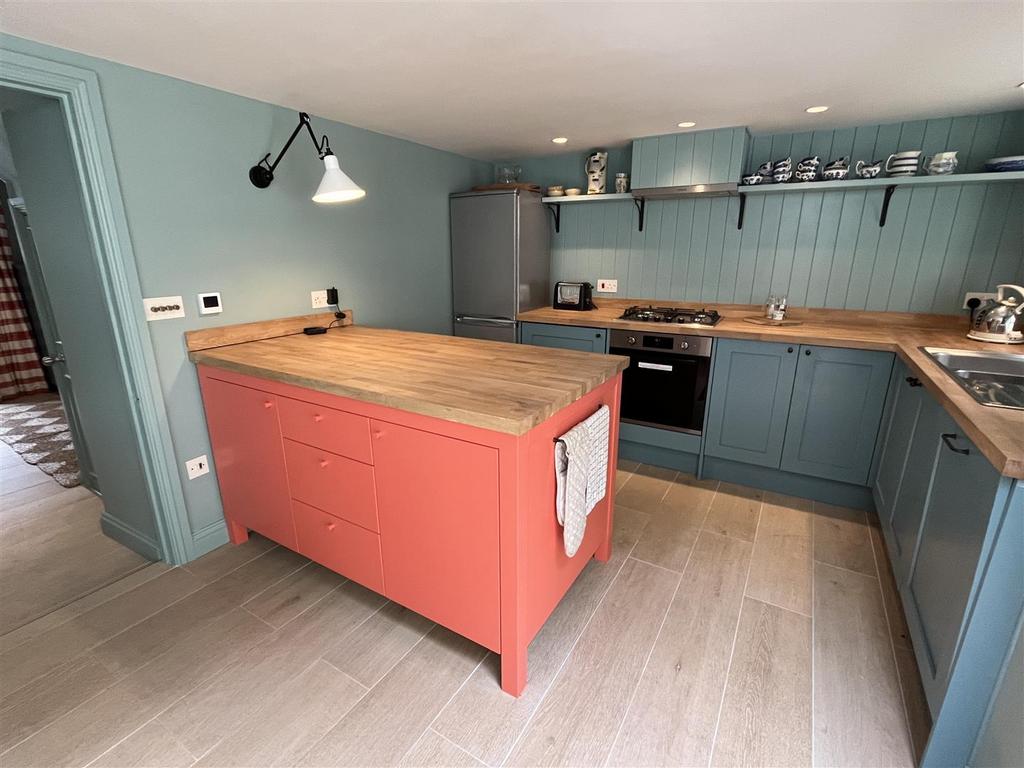 Kitchen2.JPG