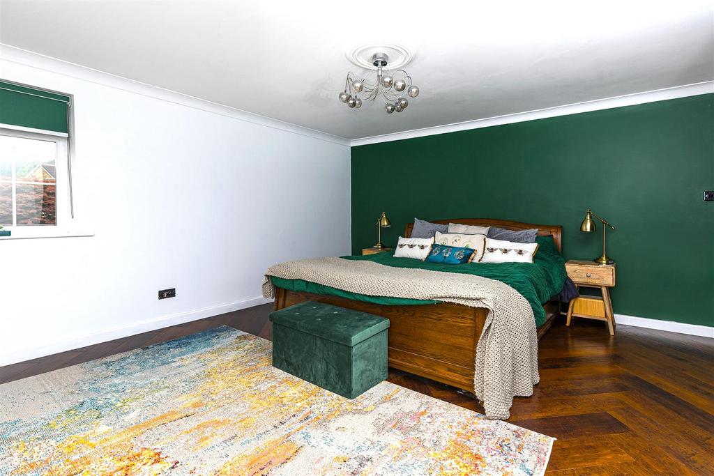 Bramleys Estate Agents - The Fairway - Fixby (34.)