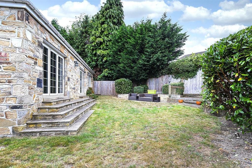 Bramleys Estate Agents - The Fairway - Fixby (68.)