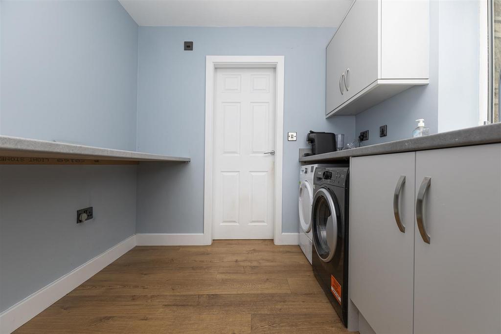 Bramleys Estate Agents - The Fairway - Fixby (31).
