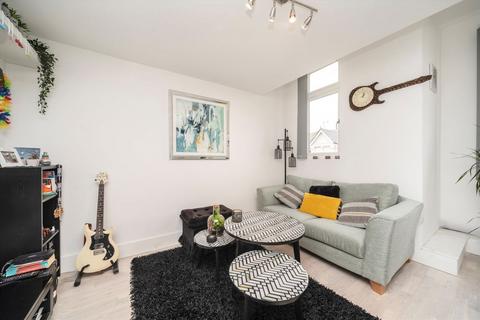 2 bedroom flat for sale, Willcott Road, London W3